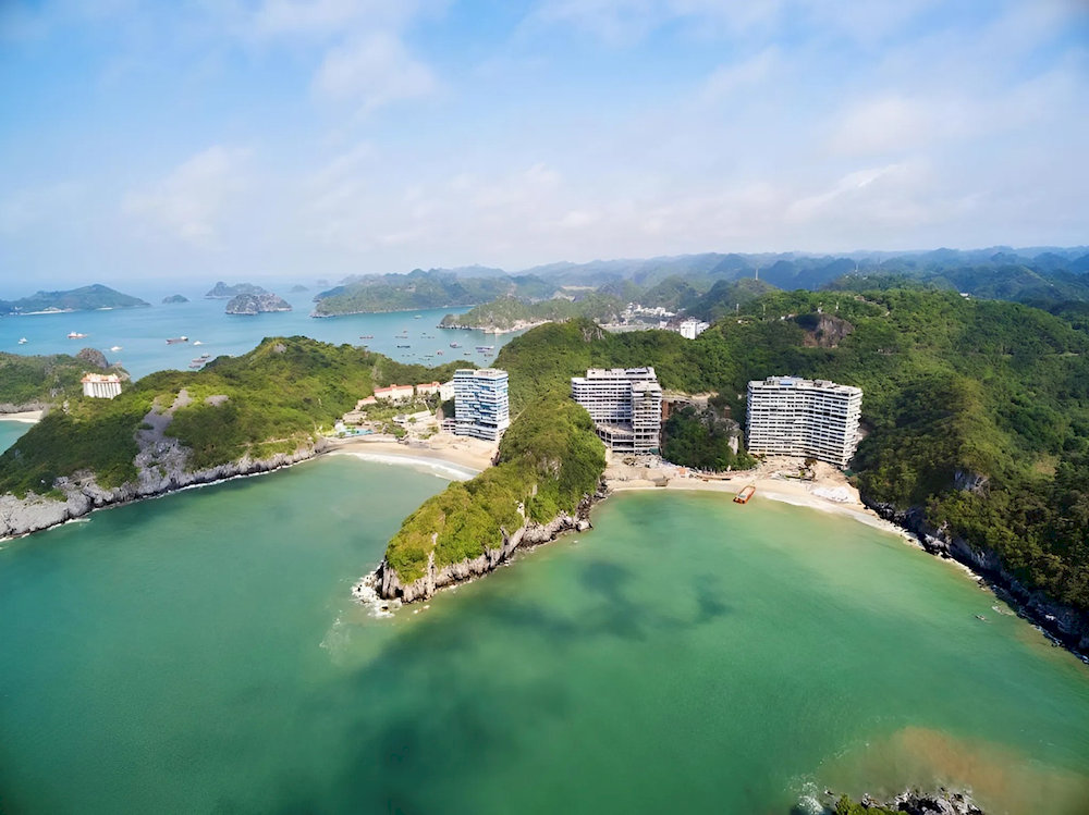 Cat Ba Resorts nearby Cat Co beach from above 